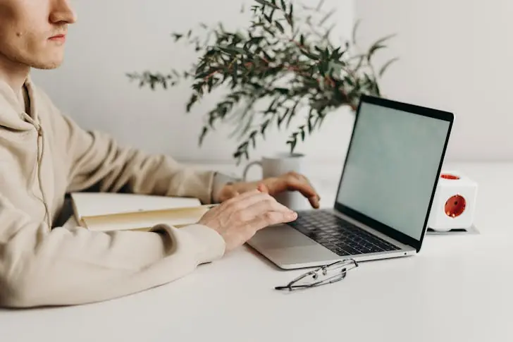 How does a pre-IPO company pay stock to employees?