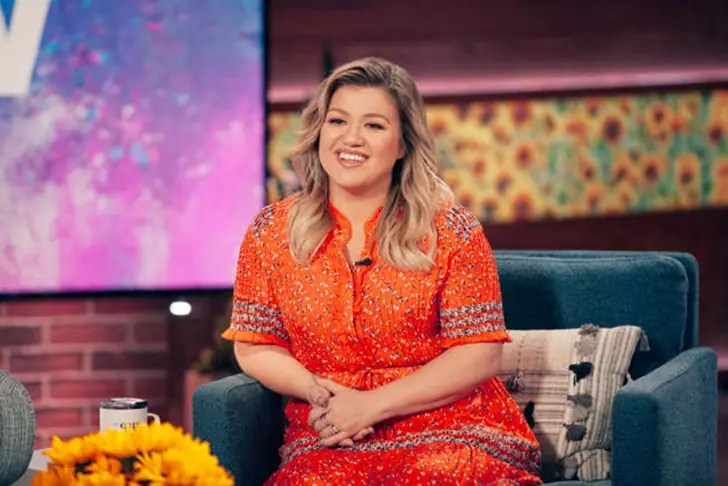 Kelly Clarkson net worth - Kelly Clarkson at live show.